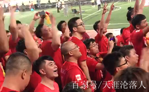 恒大回归首秀大放异彩，巴萨主场球迷高呼名字